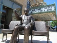 Roger_Ebert_Statue,_Virginia_Theater_(Champaign).jpg
